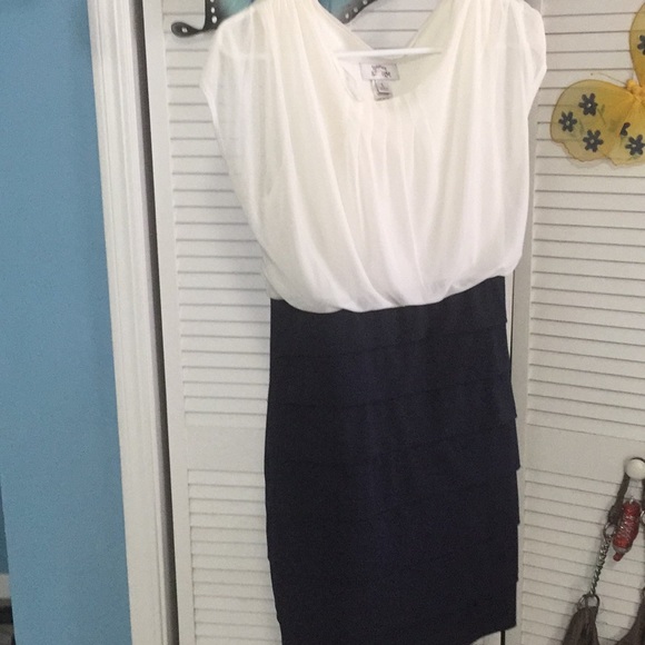 Short sleeves to knees dress - Picture 1 of 3